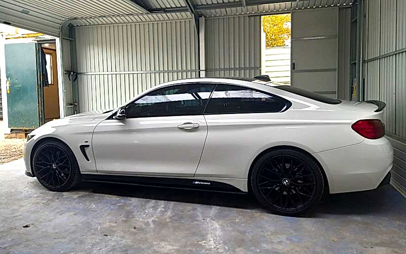 BMW 5 bumper corner paint repair in progress